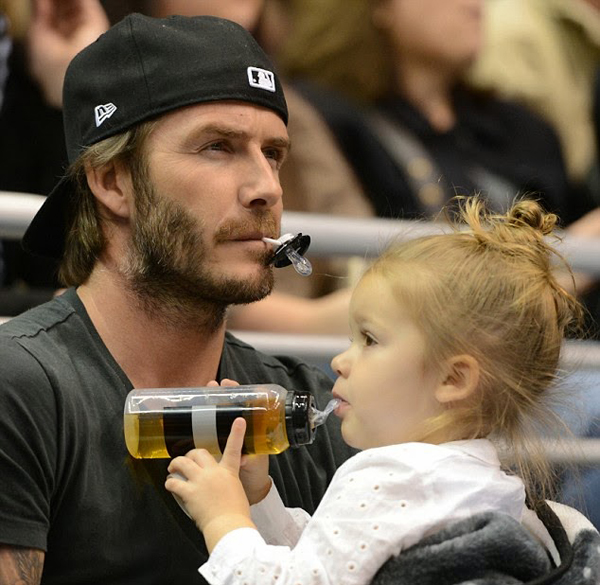 Beckham luôn sẵn sàng có những hành động cực đáng yêu để giúp con gái.